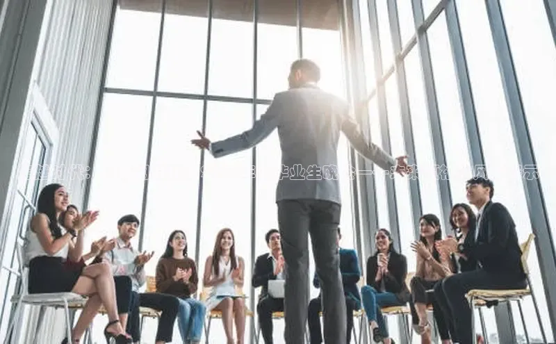 跨越时代：《新闻联播》2025年的毕业生晚会——未来领袖的风采展示